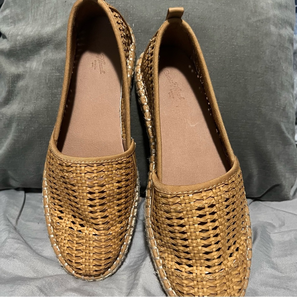 Universal Thread Straw Yellow Flat - image 1